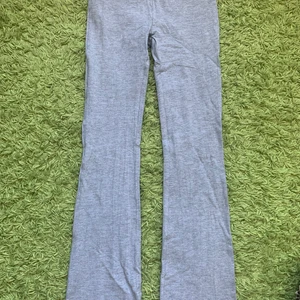 utsvängda byxor - nu säljer jag mina byxor från lager 157 som jag har använt ett fåtal gånger. tror jag tog i M men har krympt till en xs/s så jag skulle säga om du har s på kläder passar dem nog. dem är långa och sitter bra men använder inte längre. 