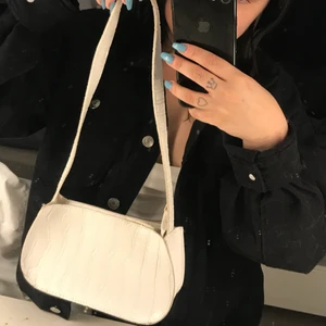 Väska  - Vit väska! 30kr