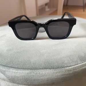 Chimi by hm  - Chimi by hm inköpta från hm på nätet de hade samarbete med chimi så väldigt fina svarta klassiska kan bäras av man och kvinna .. knappt använd några gånger .. köptes för 400kr ca 