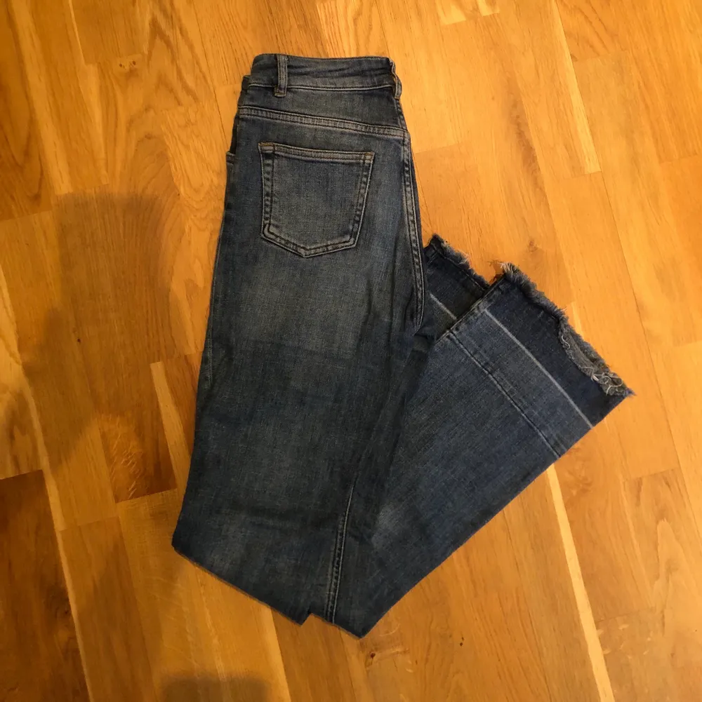 Tighta, stretchiga jeans från Nakd med utsvängda ben. Storlek 34. 50kr. Fraktas för 66kr👖💕. Jeans & Byxor.