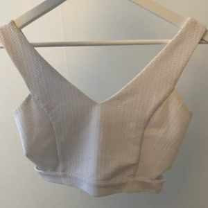 Vit topp  - Vit topp från Pull&Bear. Storleken är M.