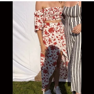 Set med topp och kjol - Köpt på NA-KD för 450, säljer för 100. Endast använd en gång. Storlek 36