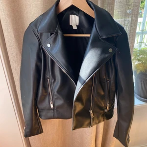 Skinnjacka - Skinnjacka från HM i storlek 38, sitter oversized på mig som vanligtvis bär 36! Använd fåtal gånger så den är i bra skick✨ Säljs för 240kr ink frakt😁 