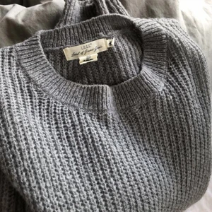 Stickad tröja  - Mysig, ej sticksig!!!, grå tröja som behöver ny ägare då ja själv inte använt den så mycket som jag trodde ja skulle göra. 