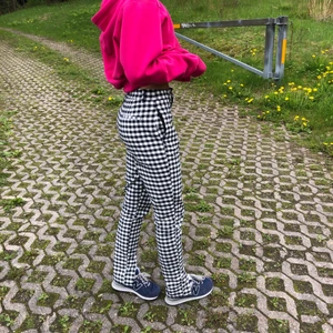 Ginatricot - Säljer dessa super coola byxor! Endast använda när fotot tagits! Slitsade nedtill