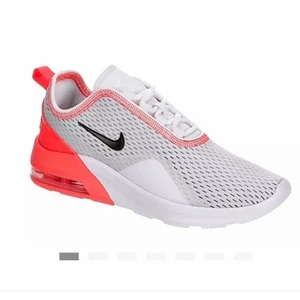 Nike skor - Säljer att par nike skor, köpt för ca 1200 säljer de för 800 då jag knappast har annvänt de 