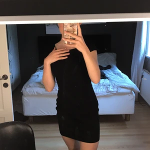 Svart klänning  - Säljer denna jätte gulliga klänning som inte kommer till användning. Den är i lagom längd och sitter jätte fin är på kroppen. Den är ganska simpel men fortfarande väldigt snygg!