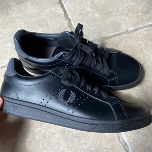Fred Perry skor  - Säljer dessa snygga fred Perry skorna då dom inte kommer till någon användning, använda endast en gång på skolavslutning så dom är i dunder skick nästan som nya. Nypris 599kr strl 40