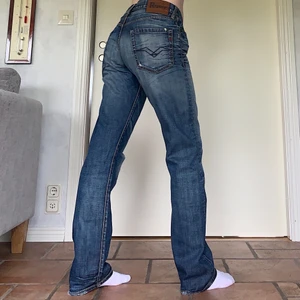 Replay Baggy Jeans - Säljer dessa snygga Replay jeans i storlek W33L34!  De har distressing vid knäna och en allmänt ball look! Innerbenslängden är 83cm och midjan 84cm! Jag är 172cm, brukar bära S/M och W28🥰💓 Budgivning om många är intresserade❤️