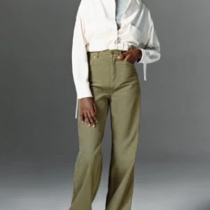 Mörkgröna wide leg manchesterbyxor från ZARA - Säljer dessa jättefina mörkgröna manchesterbyxor från ZARA då de är för stora på mig i låren. Har bara testat dem 1 gång så dem är i princip helt nya och orörda🤍 