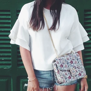 Blus med volangern - Vit somrig blus med volanger från Zara. Storlek S. Använd men i fint skick!