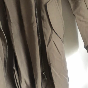 Hm jacka i strl 38  - Militärgrön jacka i strl 38 men mer som en strl 36, knappt använd 