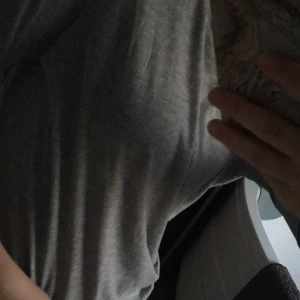 H&M/ L.O.G.G tröja - En grå tröja med slits på sidorna (sista bilden)