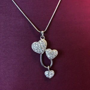 Hjärthalsband - Storrensar mina smycken, kolla in i profilen och hitta sjukt snygga & trendiga smycken, ALLT läggs ut för 30kr så fyndaaa! 