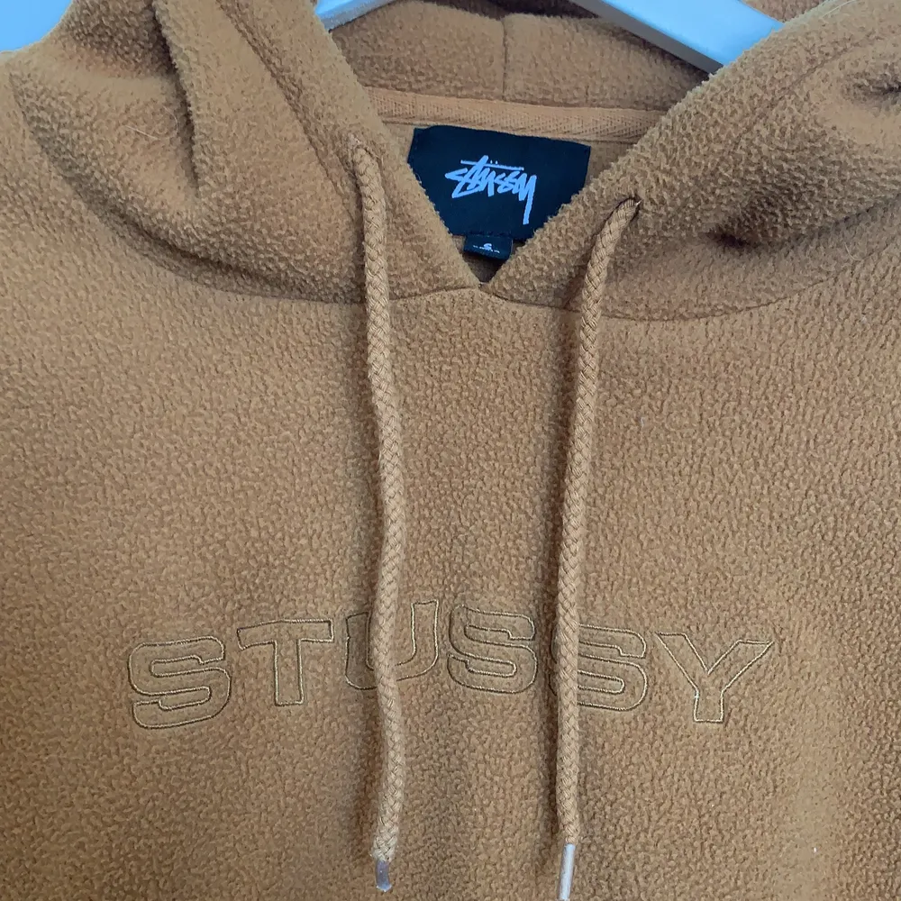 Superfin brun hoodie från Stussy i lite fleece material. Lite kortare modell och superskön! Strl s nypris 1300kr. Jättebra skick.. Hoodies.