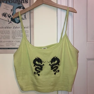 Urban outfitters linne - jättefint linne från urban outfitters! köpt för npgra år sen och knappt använd. säljs inte längre vad jag vet. passar perfekt till sommaren🤍