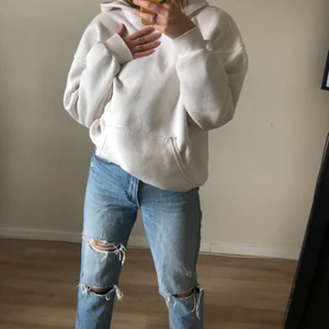 Zara jeans - Säljer dessa straight leg jeansen då dem är för korta för mig som är 173cm med långa ben. Använda en gång. Perfekta sommarjeans 💕 passar 34/36 och 165cm och neråt  