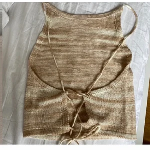 Stickat linne - Stickat linne som aldrig är använt säljer då det inte var min stil❤️ första bilden är lånad! Det är i storlek m men passar mig som har s i toppar