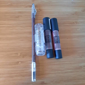 Smink - En ögonbrynspenna, två liquid lipsticks och ett glittrigt läppstift. Är från märket 183 days och är swatchade, men det var inte mina färger. Har absolut älskat alla de som fungerade i färgen för mig. 20kr styck eller alla för 50kr. 