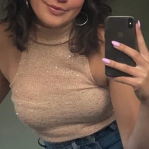 Snygg y2k glittrig topp  - Skitcool glittrig topp köpt på secondhand. Väldigt y2k känsla och passar bra till det mesta! Storlek xs men passar mig som brukar ha s :)))))