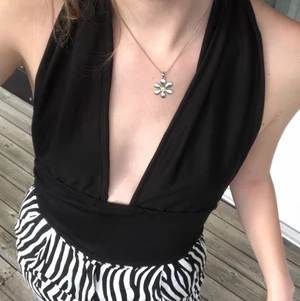 Svart halter neck top - Säljer denna fina halter neck topp i stretchigt tyg. Har sytt den själv och alla kanter är sicksackade samt dolda. Köparen betalar även frakten. Bara att höra av er om ni undrar något!🥰
