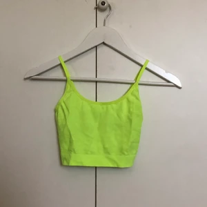 Croptop - Kort croptop ifrån Bershka. Aldrig använd och som helt ny💗 köparen står för frakten💗