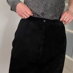 Kjol i mocka - Fin kjol som går strax över knäna🖤 I jättefint skick🦋✨