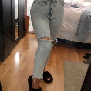Mom jeans  - Ljusa blåa mom jeans från Gina tricot. Sitter perfekt och är i storlek 34. Superfina till sommaren🌺