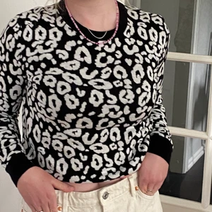 Svart/vit leopardmönstrad tröja  - Stickad leopardmönstrad tröja i svartvitt🤍🖤✨ Sparsamt använd i mycket fint skick!🦋 I storlek M men passar s/xs så liten i storleken😊💕
