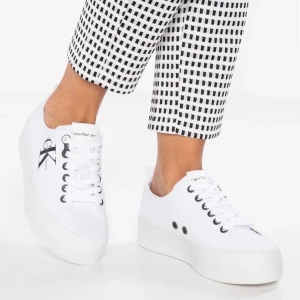 Super fina Calvin Klein sneakers - Superfina vita sneakers från C a l v i n  K l e i n. Storlek 35 Köpta på zalando förra sommaren, endast använda av dottern till skolavslutningen.  Köpta för ca 1000kr. Säljes för 600kr, ev frakt tillkommer. 