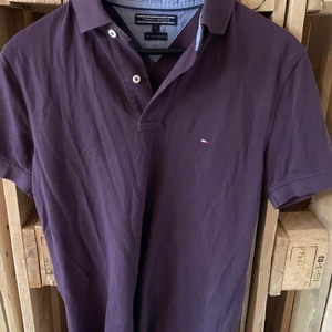 Tommy Hilfiger Piké  - Piké i storlek S, i en fin mörk plommonlila!