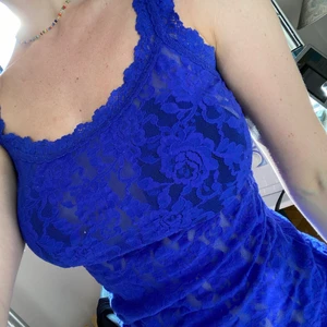 Spetslinne - Neonblått genomskinligt spetslinne från Hanky Panky. Storlek S. Skithäftig färg men har aldrig använt det. Har bh under på bilden.