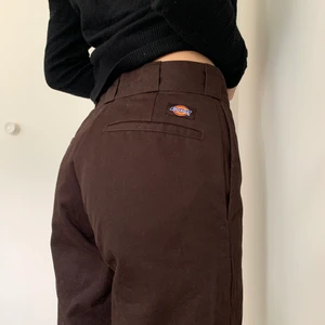 Bruna Dickies 874 - Bruna dickies. Klassiska 874 Original Fit Dickies. Köpta på junkyard men har bara kommit till användning ett fåtal gånger. Strl. 28/30