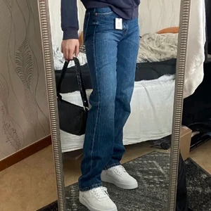 Mid Rise full length jeans zara - Säljer dessa skitsnygga jeans från zara i mid Rise full length som är helt oanvända (lappen sitter fortfarande kvar) då de tyvärr precis är för små för mig! HELT SLUTSÅLDA! Jeansen är i strl 34🥰 kan även tänka mig att byta mot likadana i strl 36 om någon har det❤️ (första bilden är lånad)