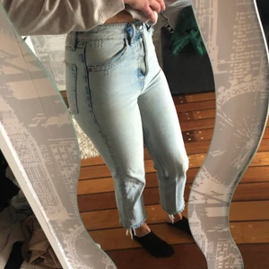 Zara jeans - Dessa jeans är från Zara, de är ”flare” alltså går ut med benen och sitter tajtare runt midja och höfter. De är storlek 36. De är dock lite för korta och små för mig, jag är 168cm. 200kr exklusive frakt så du får stå för fraktkostnaden! 