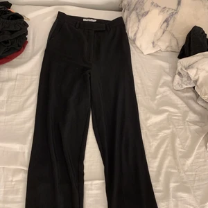 Na-kd kostymbyxor  - Har ett mörkt stripe längst båda benen, storlek 38! 70kr