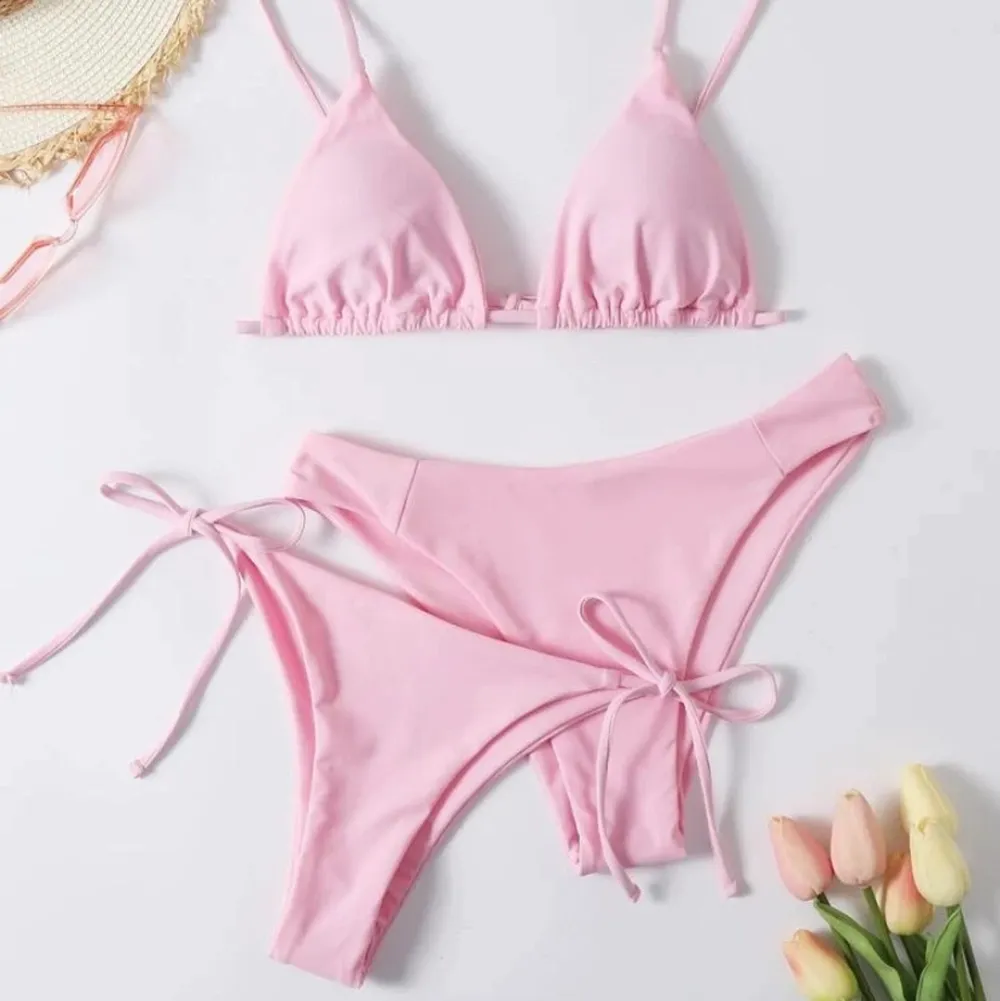 Jag säljer en rosa bikini från Shein i storlek XS. Man får med en överdel och två underdelar!👙                                                     Kostar nu 70 kr och köparen står för frakt!        Aldrig använd, bara testad och säljer pga för liten✨. Övrigt.