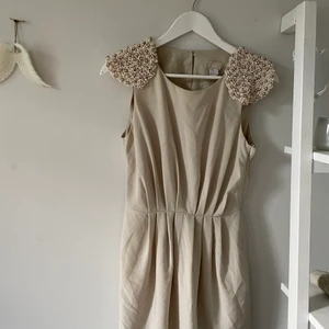 Klänning - Beige klänning 