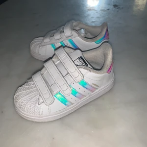 Adidas skor storlek 24  - Skorna har bara blivit använda ett fåtal gånger, inomhus, således i väldigt fint begagnat skick. 