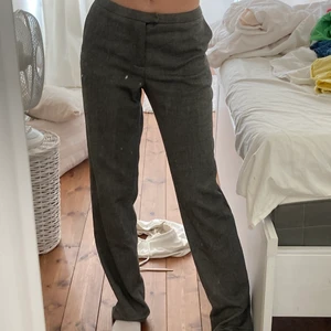 kostym byxor raka - super snygga raka vintage kostymbyxor! långa på mig som är 165 och har en innerbenslängd på 75cm💞 insydda i midjan så de passar en XS.