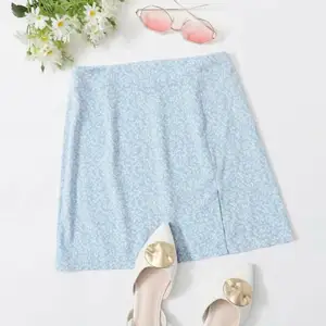 Säljer denna oanvända kjol från shein, super fin och sitter så bra men råkat bästella dubbelt på säljer ena!😍