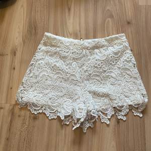 Vita shorts med mönster i storlek 34 från Lindex, dragkedja baktill. Använda en gång 
