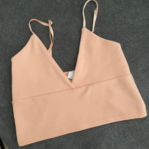 Topp från Nelly  - Topp från Nelly i laxrosa färg, storlek M💗 30kr+frakt