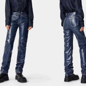 Blåa eytys jeans💙 - Intressekoll på mina as coola blåa eytys i modellen cypress wet blue! Glansiga och snygga! Köpta för 1900kr💙 buda!!!