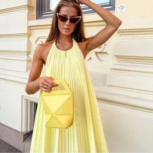 Zara gul plisserad klänning - Lite fler bilder på klänningen! Kolla min andra annons för mer info!