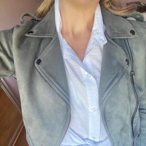 Mockajacka  - Jättefin mockajacka( ej äkta) i strl 38. Köptes för 3 år sedan men är sparsamt använd.  💚 skulle säga att den är militärgrön. Köparen står för frakten. 