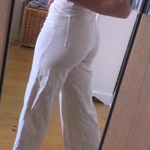 Vita manchesterbyxor  - Jättefina vita manchesterbyxor med vida ben. Köpta här på Plick men säljer då de är för små och ej kommer till användning. Har sprättat upp kanten på benen för att få dem längre, därav lite billigare pris :) köparen står för frakten!!