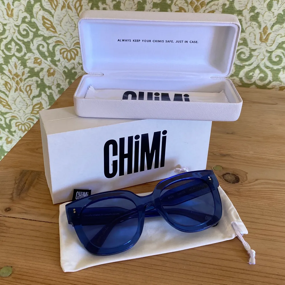 Säljer mina fantastiska Chimi Eyewear glasögon i modellen 008 Acai Clear som är nästintill oanvända💙Beställda från Chimieyewears hemsida där de nu är slutsålda, allt på bilden medföljer vid köp! Köp för 650kr inklusive spårbar frakt!. Accessoarer.