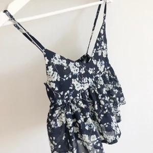 Topp/Linne med volang - Köpt på Brandy i Italien ett par år sedan men knappt använd! Superfin topp nu till sommaren💕💕perfekt att ha med linnebyxor 🌞 Storleken är ONESIZE men passar nog en XS/S Hör av er vid frågor🥰 