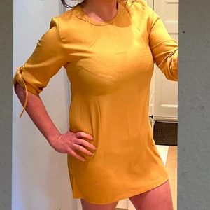 Sommarklänning  - Sommarklänning för sköna sommardagar- med detaljer på ärmen